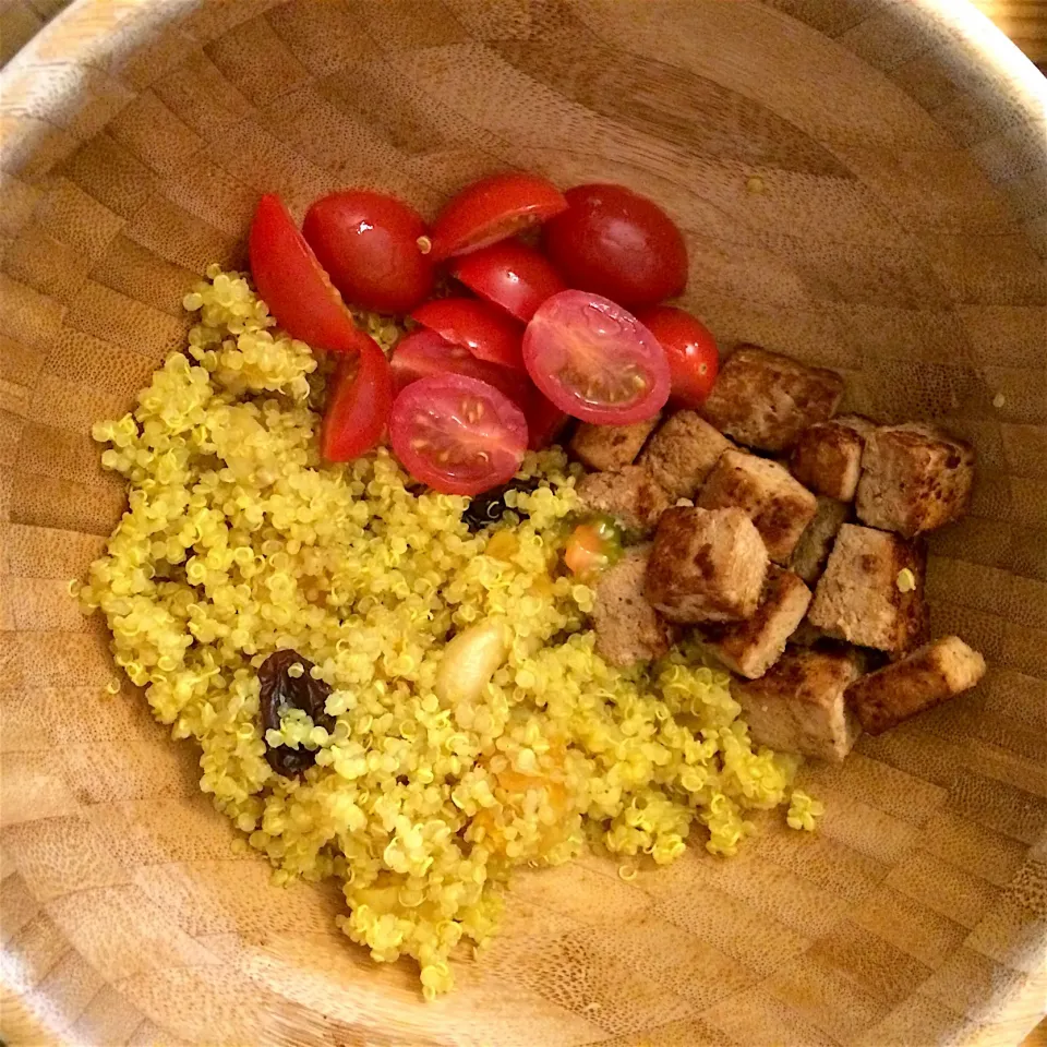 Tofu, turmeric quinoa with nuts and fruit, and cherry tomatoes 🍅|MissYumYumさん