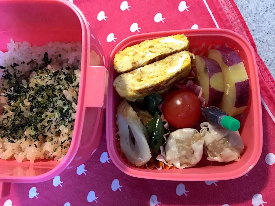 ♫1/24今日のお弁当♫〜しゅうまい、だし巻き卵、ピーマンとちくわのきんぴら、さつまいものレモン煮、トマト〜|Satokoさん