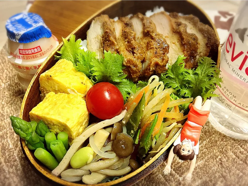 Snapdishの料理写真:鶏むね肉の酒粕味噌焼き&コーン🌽と花エビ🦐入り出汁巻玉子&絹さやと人参🥕・もやしの三色ナムル&切干し大根の煮物&茹でアスパラ&わさび菜&プチトマト🍅のダーリンお弁当♪

 #弁当  #フチ子  #酒粕味噌|桃実さん