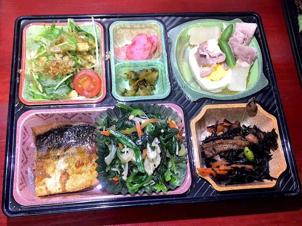 Snapdishの料理写真:豚バラと大根のこっくり煮 日替わり弁当 豊川市豊橋市一部エリア宅配|Naokazu Kuritaさん