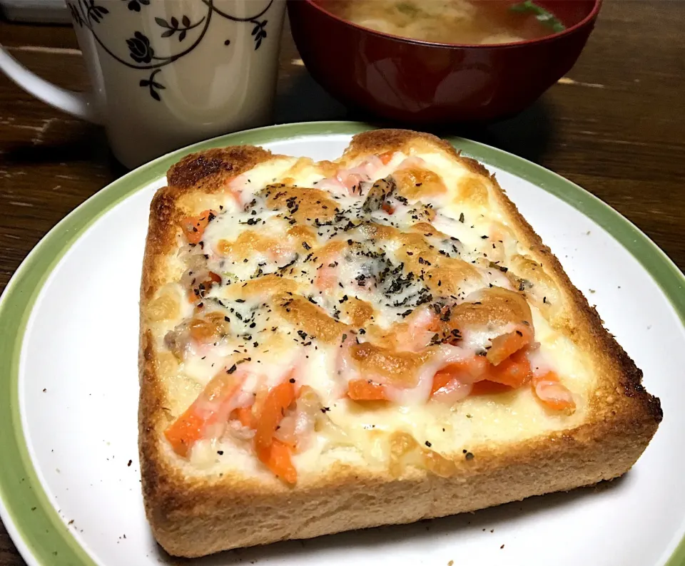 人参🥕とツナのサラダのピザトースト
ワカメの味噌汁
カフェ☕️オレ|ぽんたさん