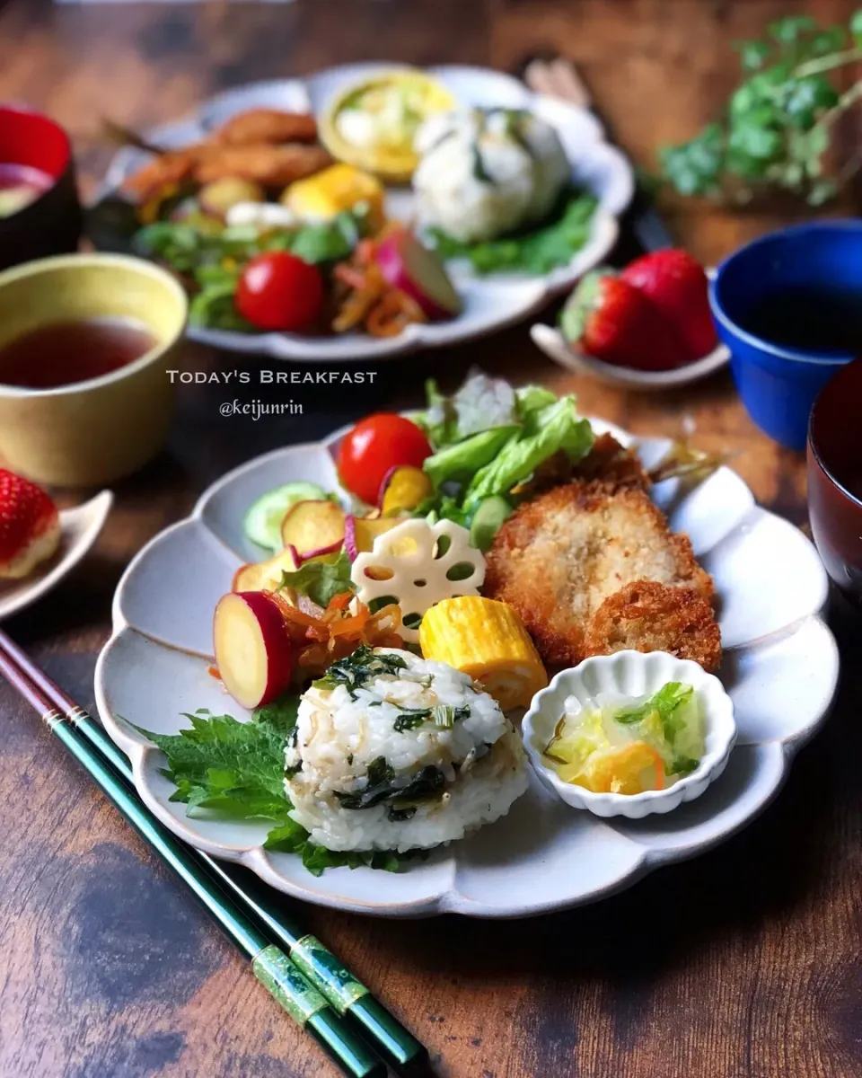 Snapdishの料理写真:もち麦おにぎり と和食な朝ごはん|@keijunrinさん