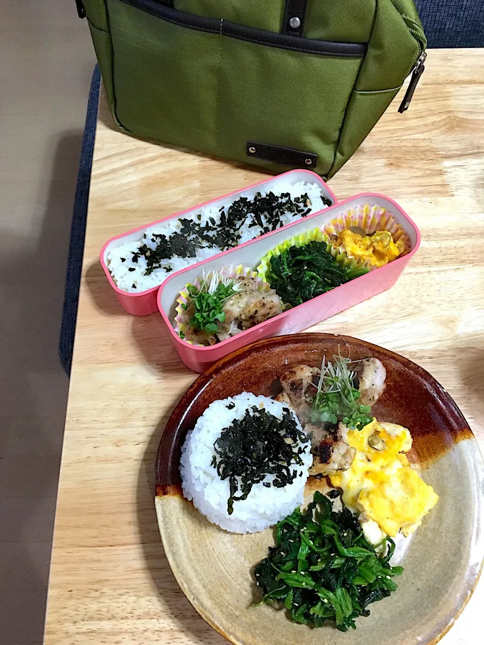 今日の自分お弁当と旦那さんプレート(●´・з･●)-☆チュッ！

塩麹グリルチキン
ほうれん草のナムル
きのことチーズ入りオムレツ
わかめご飯|さくたえさん