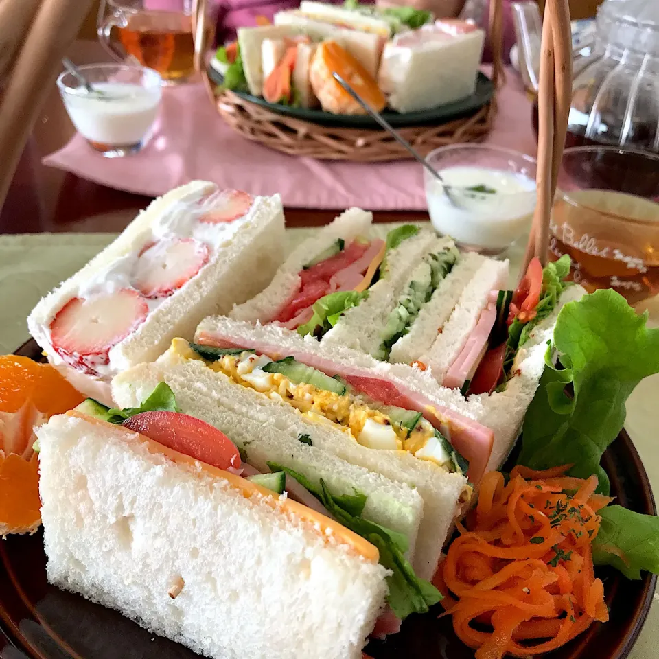 今日のお昼ごはん
おうちで
サンドイッチランチ
いちごサンドも🍓💖|mokoさん