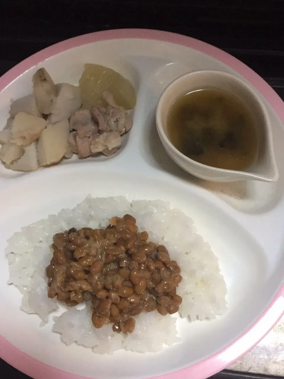 離乳食 夜
・納豆ごはん
・里芋と大根と鶏肉の煮物
・玉ねぎとワカメのお味噌汁
・りんご(写真無し)|ぺろたんさん