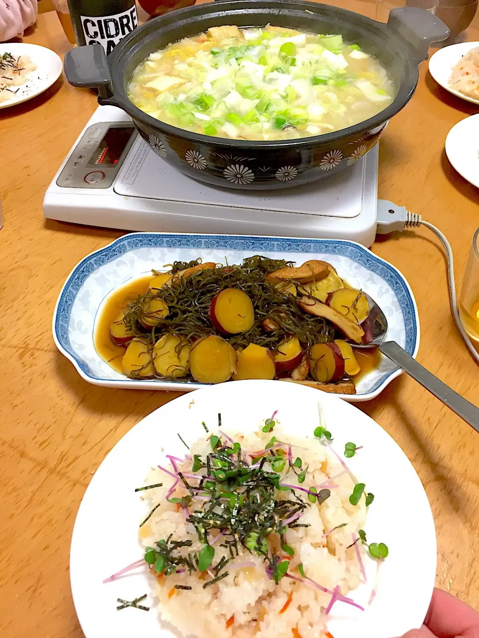 Snapdishの料理写真:具だくさん汁、さつまいもと切り昆布の煮物、すし太郎˛˛ꉂ ೭(˵¯̴͒ꇴ¯̴͒˵)౨”|ふみぃさん