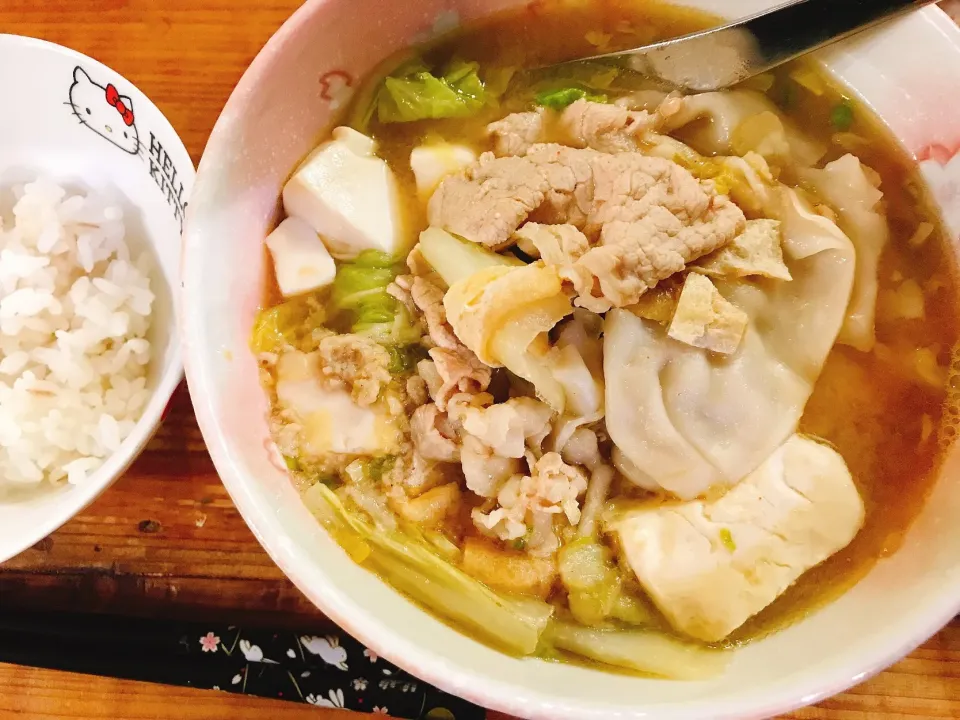 ‪あまりの寒さにキムチ鍋。今回の具は豚肉、白菜、餃子、豆腐、薄揚げで。‬味付けは味噌、濃口醤油、キムチの素でOK。|mikaさん