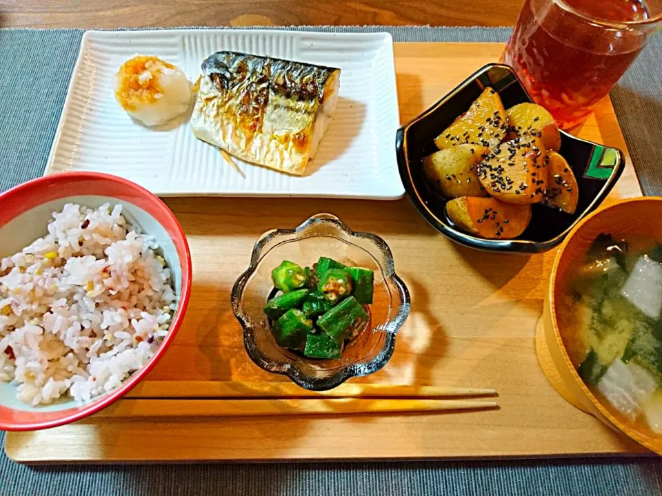 Snapdishの料理写真:塩サバ、新じゃがの煮っころがし、オクラのおひたし、味噌汁、三十穀米|おむすびさん