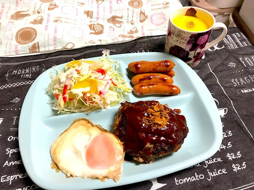 目玉焼き&スモーク風味ハンバーグ  かぼちゃのポタージュスープ  焼きソーセージ  シーザーサラダ|石川洋子さん