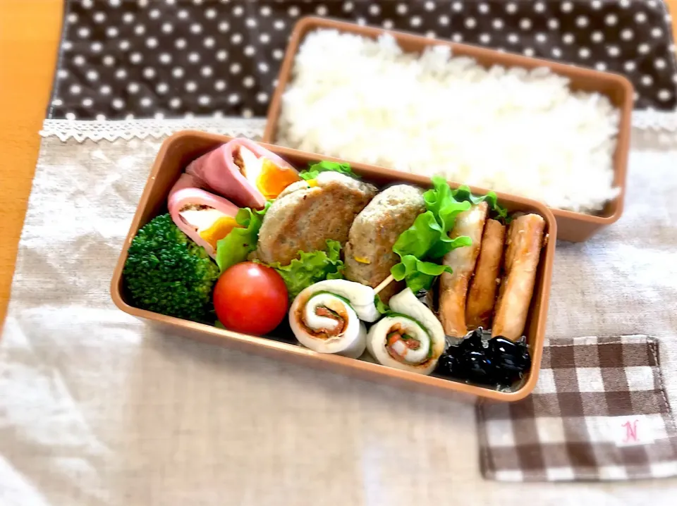 めかじき わさび醤油🐟
ハムエッグ🥚
おから蓮根バーグ😋
ちくわ大葉梅くるくる🌀
🥦🍅🍚|あやこさん