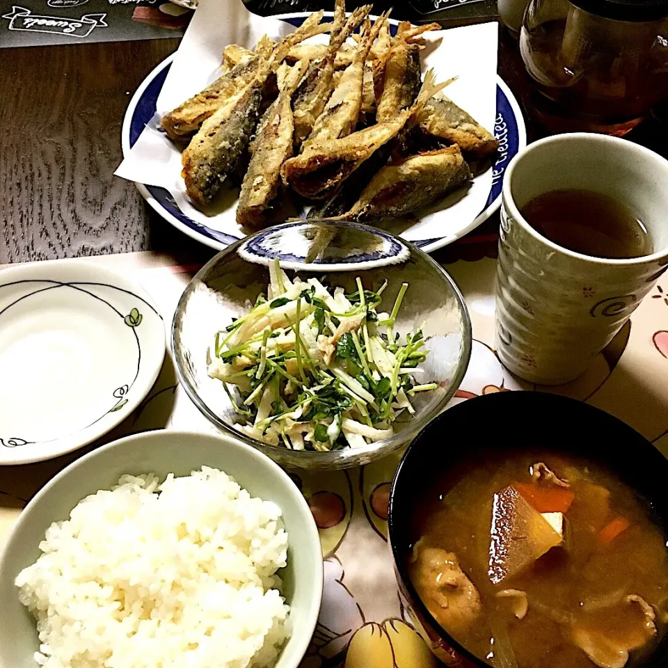 Snapdishの料理写真:小アジの唐揚げ、大根と豆苗と鶏ササミ肉のサラダ、豚汁(*^｡^*)|ライムさん