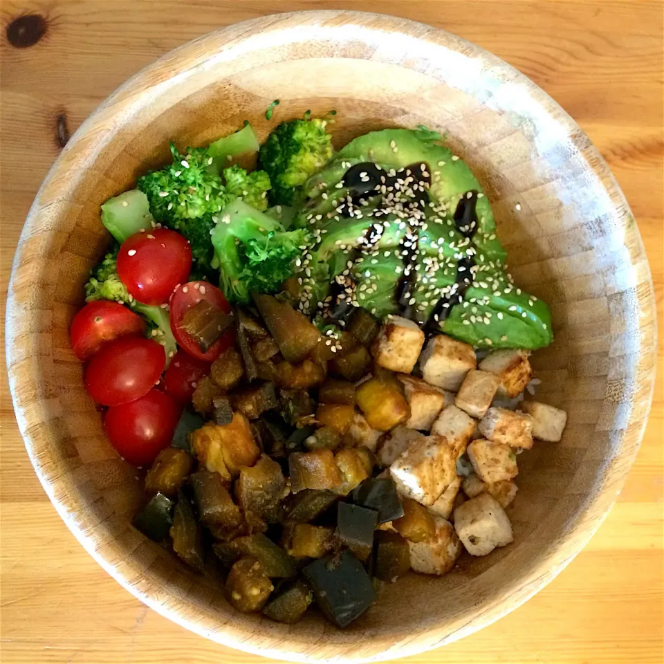 Snapdishの料理写真:Tofu, eggplant, cherry tomatoes, brocoli, avocado and rice (under) 🍚😻|MissYumYumさん