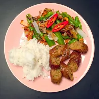 Snapdishの料理写真:Sai Grop (Thai sausage) with winged bean salad and sticky rice|Liesbeth Maliepaardさん