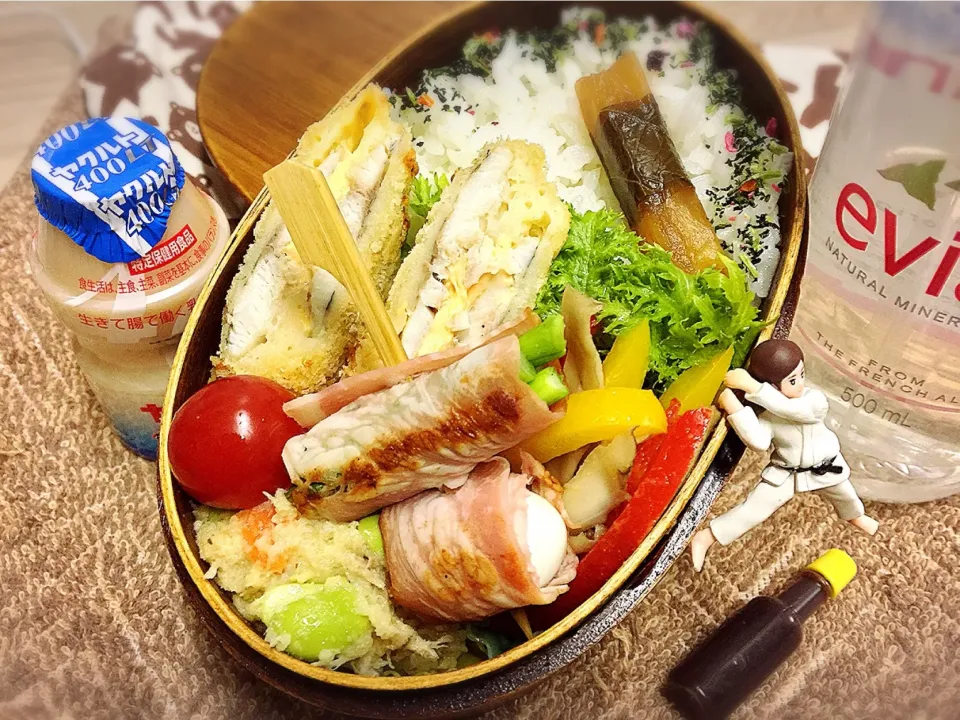 Snapdishの料理写真:鯵🐟のチェダーチーズ梅サンドフライ&舞茸とパプリカの中華炒め&うずらとアスパラのベーコン🥓串&鶏フレークオイル漬けのポテトサラダ&紫蘇巻き大根&わさび菜&プチトマト🍅のダーリンお弁当♪

 #弁当  #フチ子 #水道凍りました|桃実さん