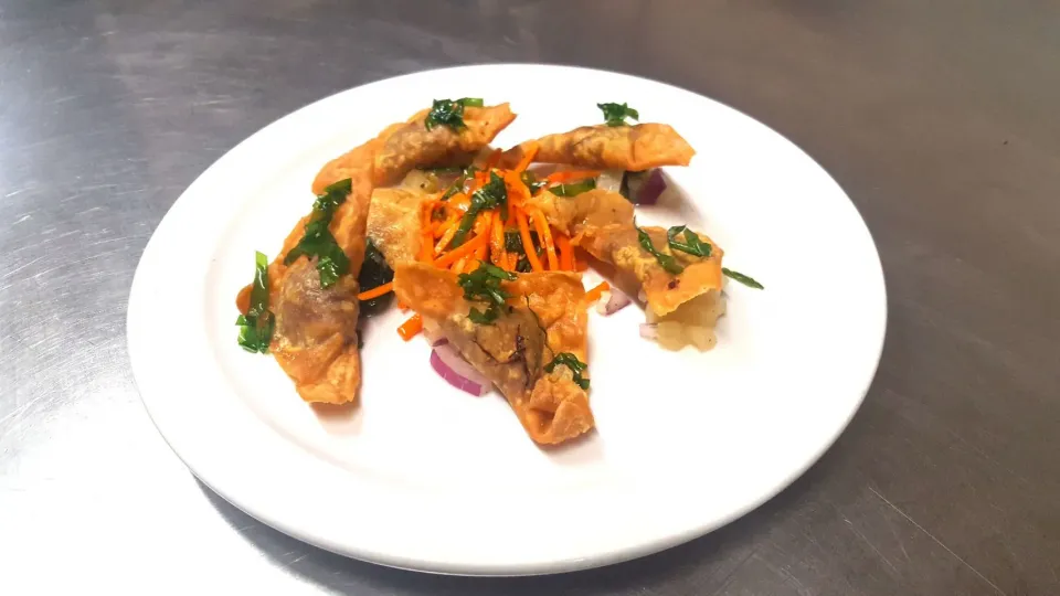 ginger beef wontons with Thai peanut aioli pineapple basil salsa and a sesame soy slaw|Jayson Mccrimmonさん