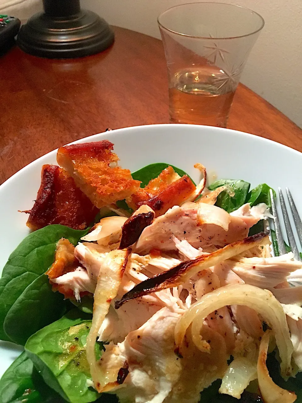 Roasted chicken and onions over spinach.|emilyDeSantoさん