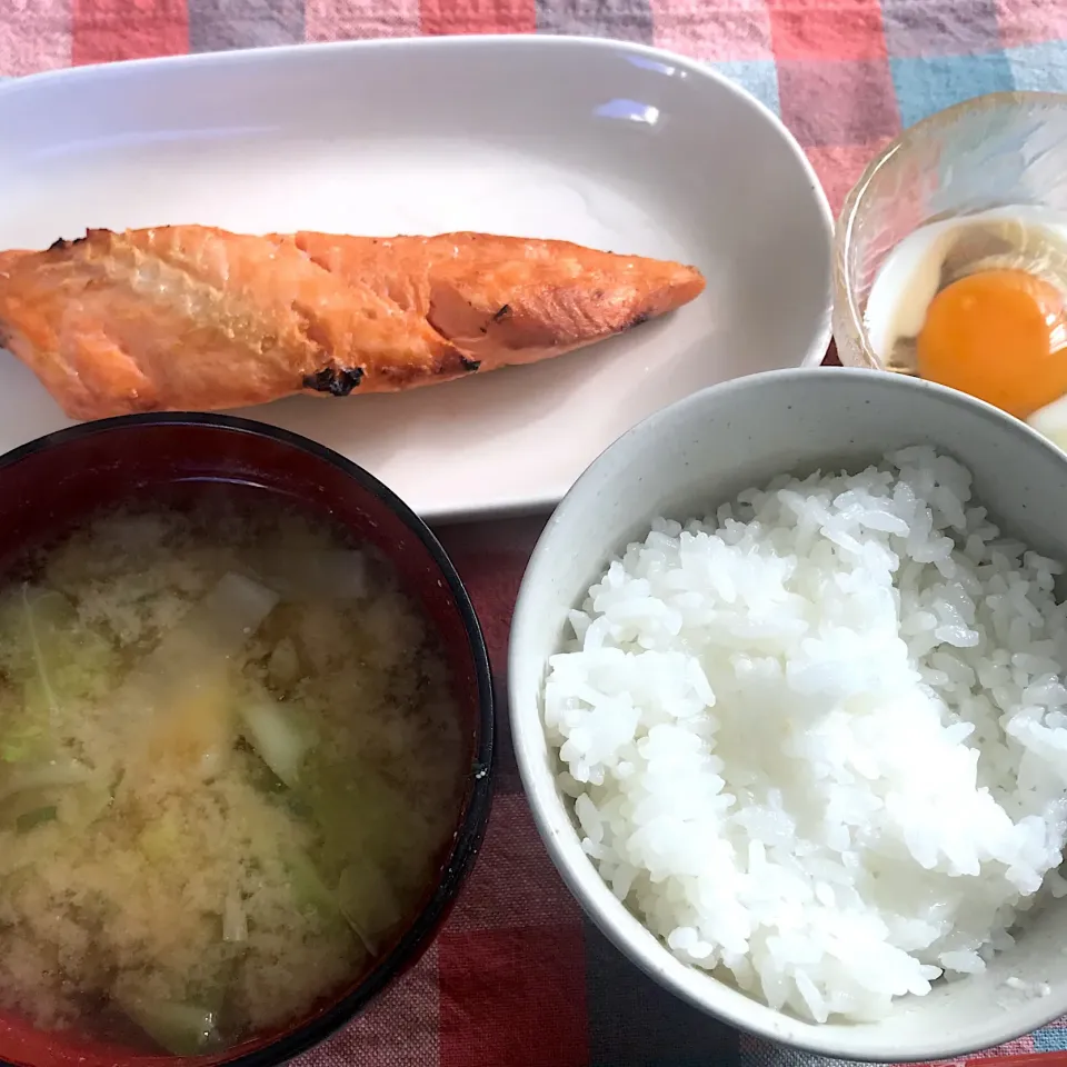 鮭、たまご、大根とキャベツのお味噌汁|純さん