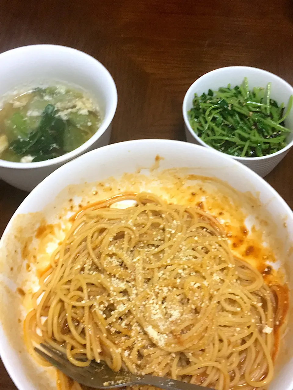 手抜きお昼ご飯。あえるだけパスタソース(ミート)のパスタ、青梗菜スープ、豆苗と塩昆布のナムル風|星猫さん