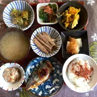 Snapdishの料理写真:本日の昼ごはん
ポイントはごぼうのたたき。ごまに＋くるみをくだいて入れています。

＃あじ
＃納豆
#ごぼうたたき
#かぶと海老の煮物
#かぼちゃサラダ
#しじみ味噌汁
#ほうれんそうおひたし
#ブロッコリー胡麻和え|マフマフさん