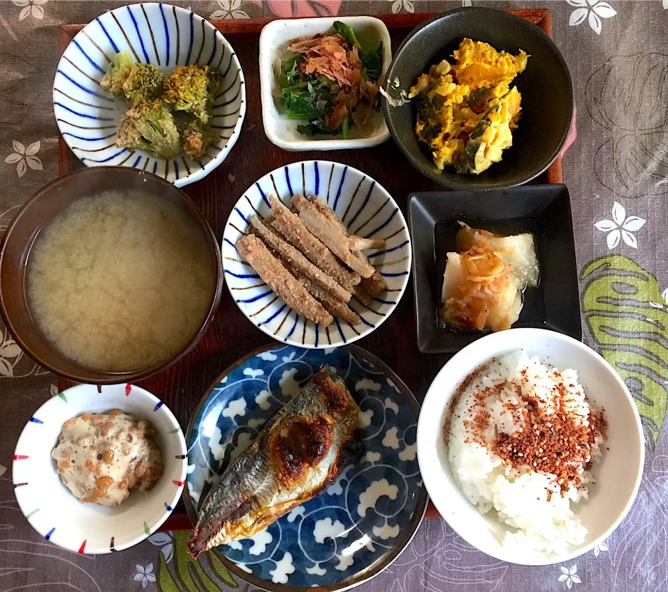 Snapdishの料理写真:本日の昼ごはん
ポイントはごぼうのたたき。ごまに＋くるみをくだいて入れています。

＃あじ
＃納豆
#ごぼうたたき
#かぶと海老の煮物
#かぼちゃサラダ
#しじみ味噌汁
#ほうれんそうおひたし
#ブロッコリー胡麻和え|マフマフさん