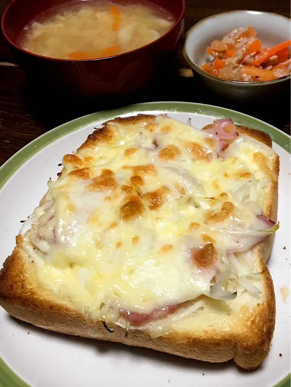 朝ごはん☀️🍴 
たっぷり玉ねぎとベーコンのピザトースト
キャベツと玉ねぎの味噌汁
人参とツナのサラダ
コーヒー|ぽんたさん