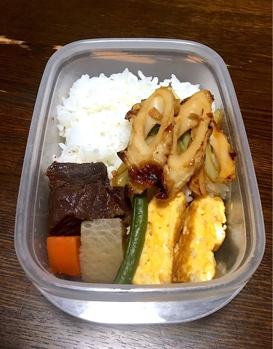 Snapdishの料理写真:昼ごはん☀️🥢 お弁当🍱 竹輪とネギの炒め しらす入り卵焼き マグロ血合いのしぐれ煮 大根と人参の煮物|ぽんたさん