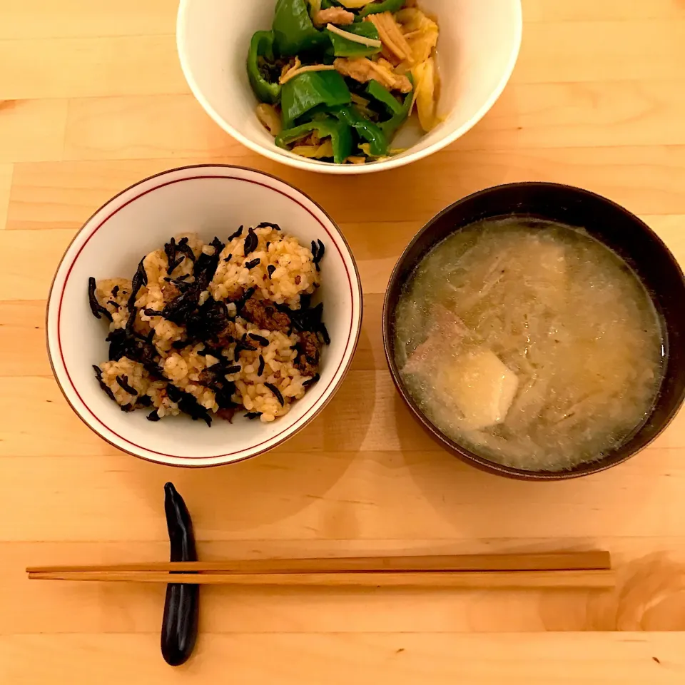 ピーマン白菜キノコのそぼろ炒め
玄米ひじき
里芋玉ねぎこんにゃくゴボウのお味噌汁|きょうさん