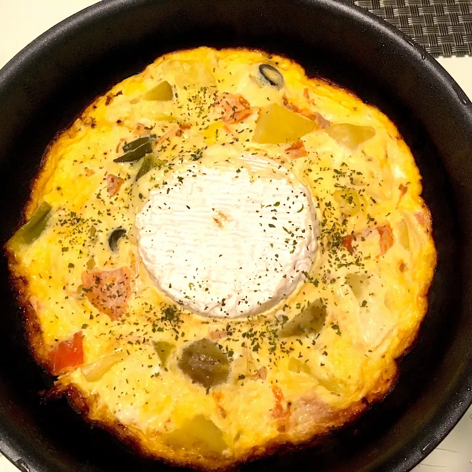 カマンベール入スパニッシュオムレツ
 #スパニッシュオムレツ  #カマンベールチーズ入り  #リメイク  #下仁田ネギ  #じゃがいも  #パプリカ  #オリーブ  #トマト|Mamiko Nakayamaさん