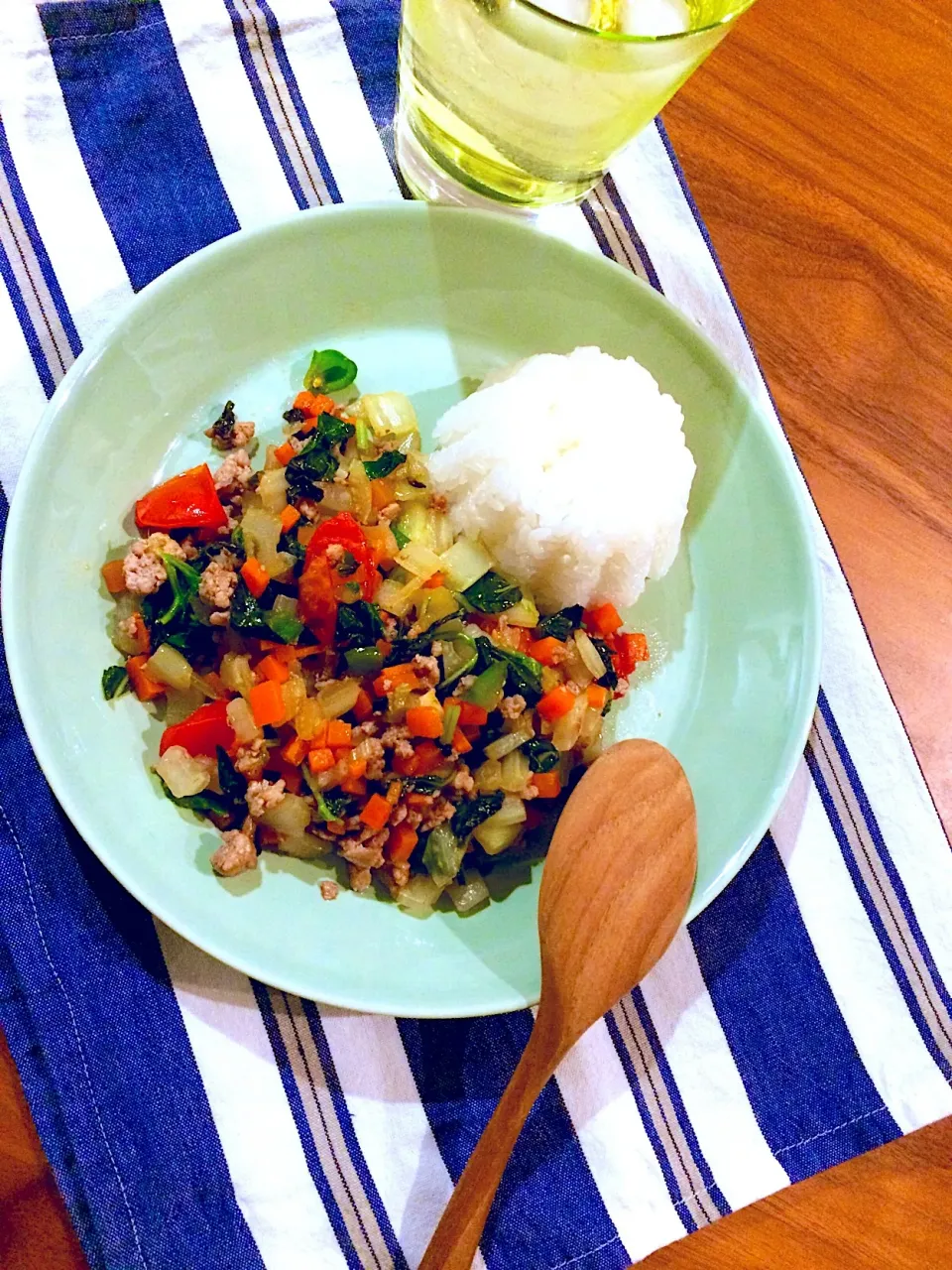 Snapdishの料理写真:ささっと食べたい夜はバジルとひき肉とあるだけ野菜でガパオライス風|こんぶさん