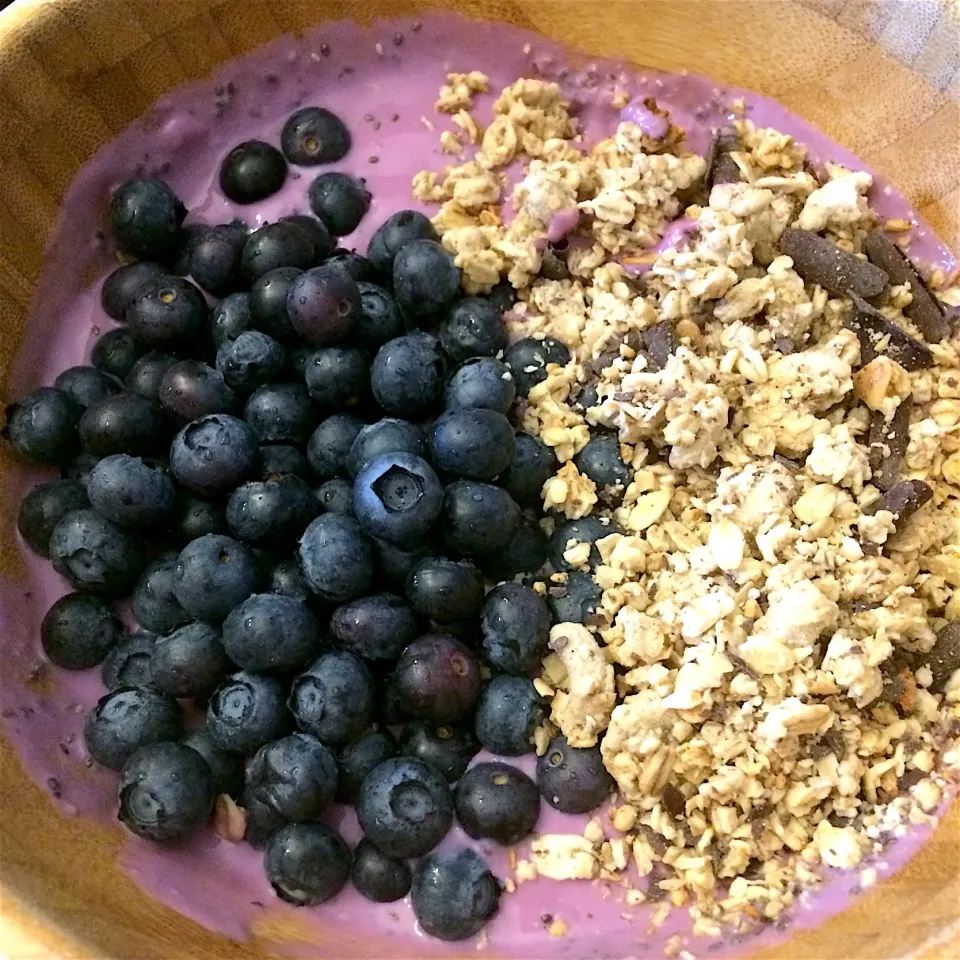 Soy blueberry yogurt with chia seeds, blueberries and granola with dark chocolate 🍫|MissYumYumさん