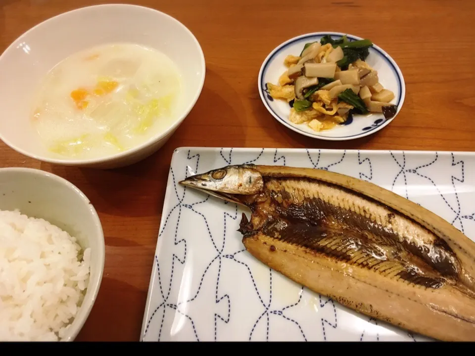 Snapdishの料理写真:1/25 夕飯♪ 秋刀魚開き 小松菜とエリンギの煮浸しコチュジャン風味  大根の白菜のクリーム煮|ikukoさん