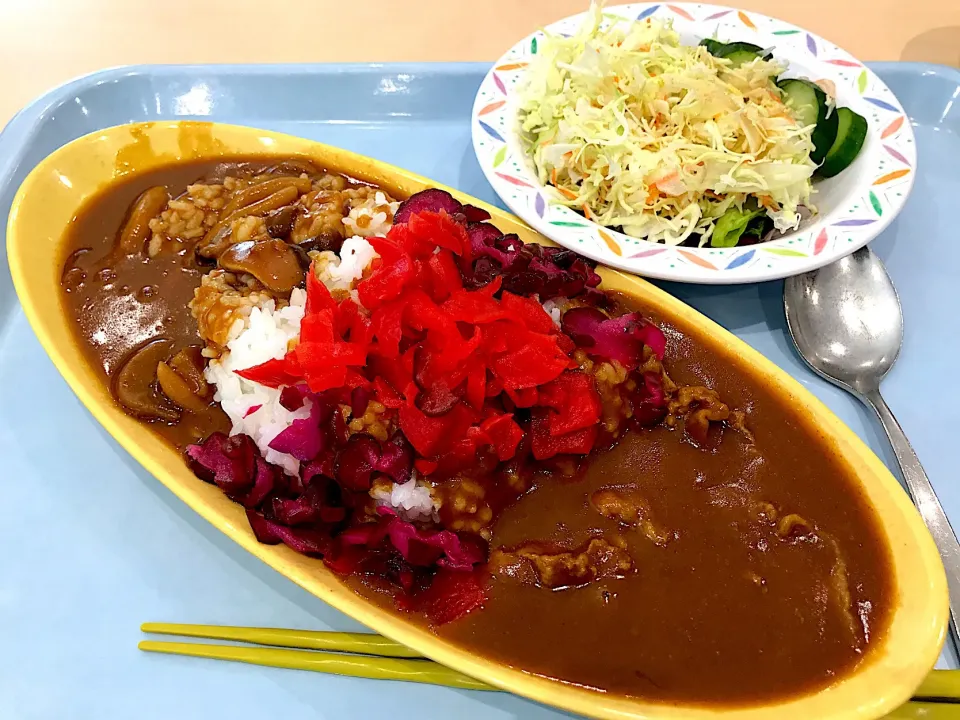 Snapdishの料理写真:バイキング漬物丼の某家電メーカーの社員食堂で我が新メニュー✨
バイキング福神漬あいがけカレーどす🍛
カレーは牛とキノコの2種類どすぇ😄|にゃあ（芸名）さん