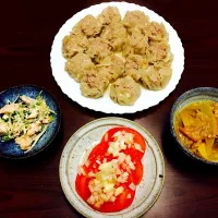 Snapdishの料理写真:今晩のメインは焼売！副菜に鶏肉とかいわれ大根のセサミマヨ和え、トマト&オニオンサラダ、肉じゃがリメイクのカレー風！|よっちゃんまるさん