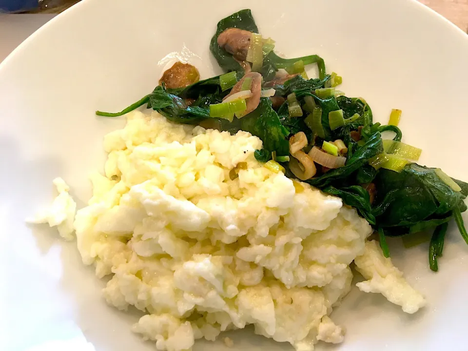 My new, favorite healthy breakfast. Sautéed Leeks, spinach and mushrooms with egg whites. No carbs. Less than 300 calories, packed with vitamins and protein... |emilyDeSantoさん