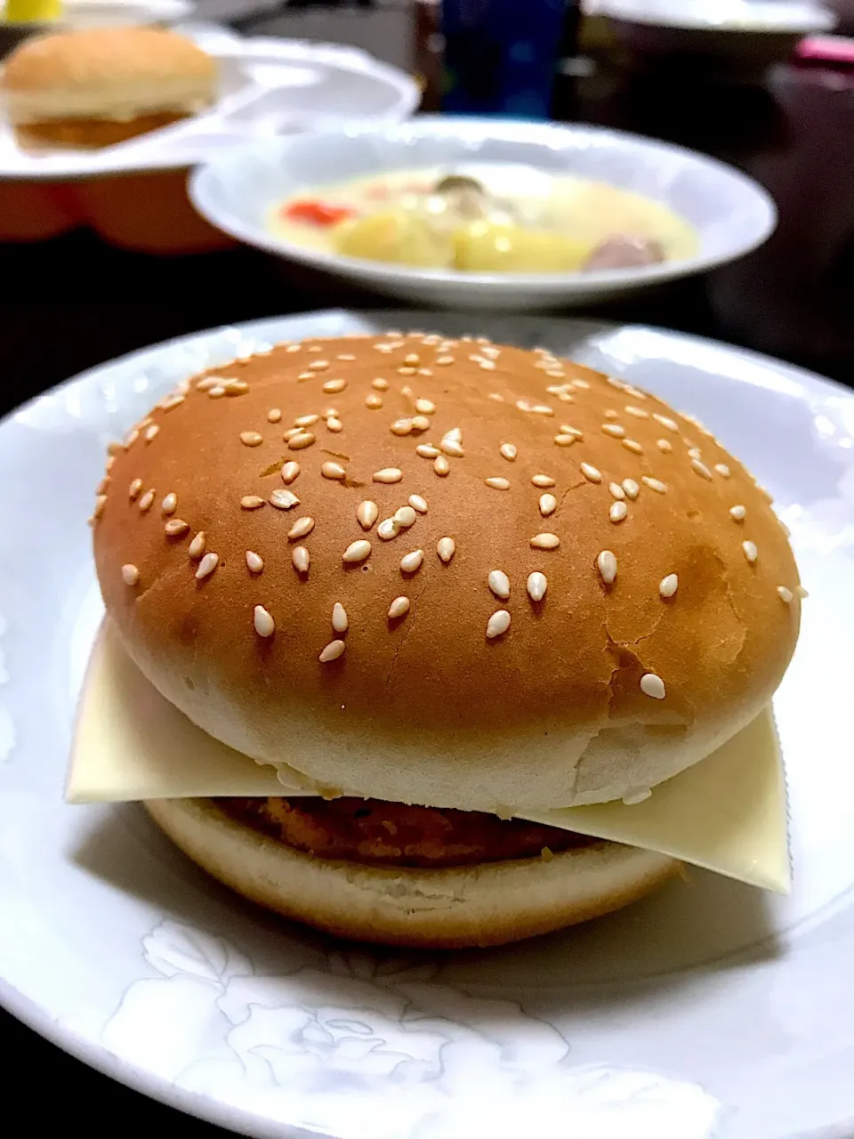 チーズチキンバーガー🍔 シチュー♡|yumikoさん