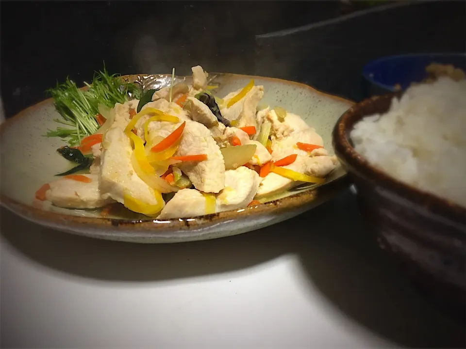 まいりさんの料理 鶏胸肉と白ねぎのレンジ蒸し🎵 #レンジで簡単  #手抜き料理|佐野未起さん