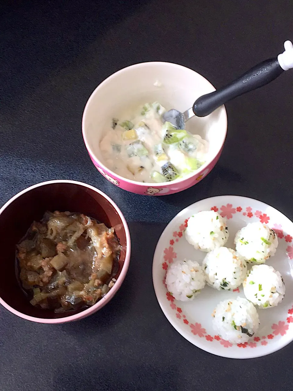 離乳食 朝
・ふりかけおにぎり
・ナスとひき肉のトロトロ
・キウイ豆乳グルト|ぺろたんさん