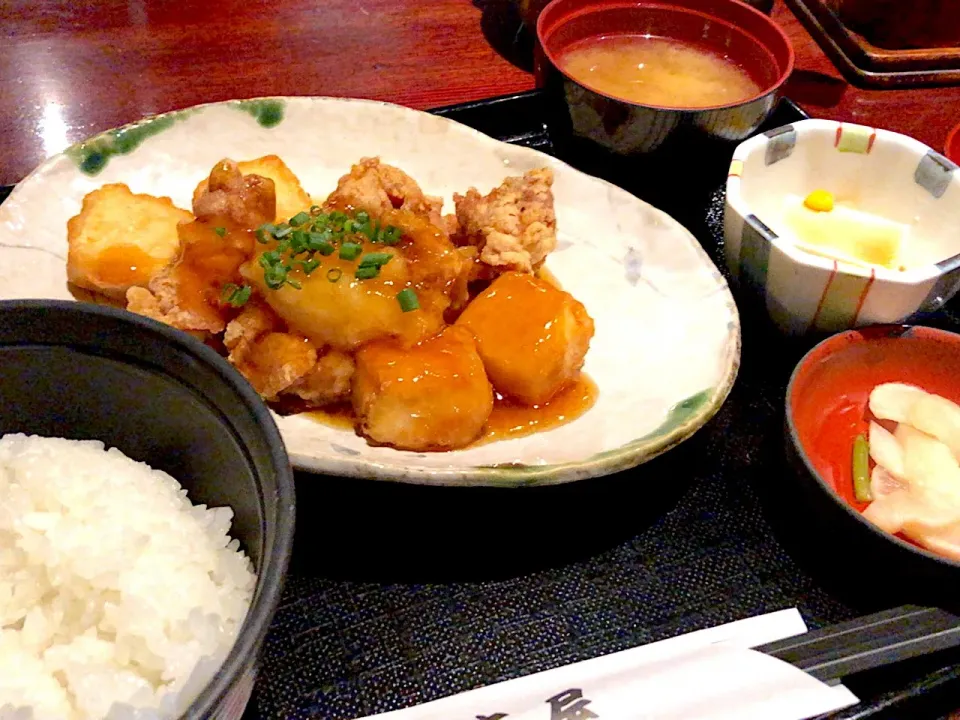 【日替定食】鶏と豆腐の揚げおろし煮を頂きました。|momongatomoさん