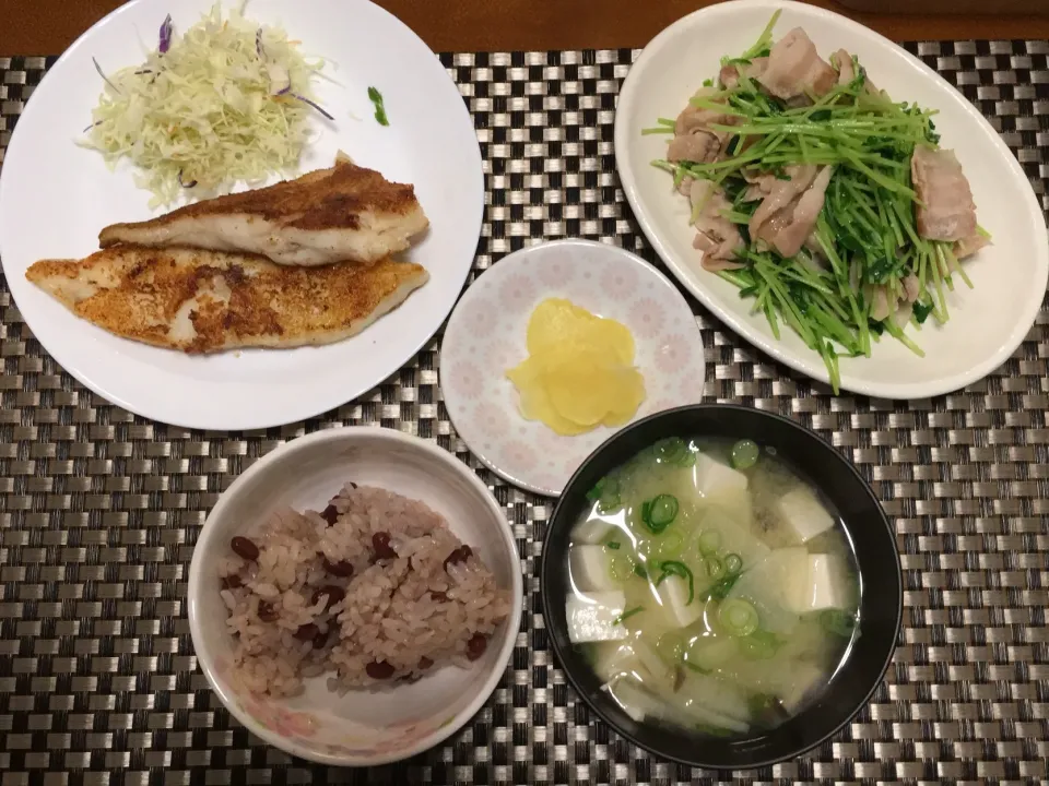 Snapdishの料理写真:カレイのムニエル、豆苗豚バラのポン酢かけ
赤飯、味噌汁|kumi♡さん