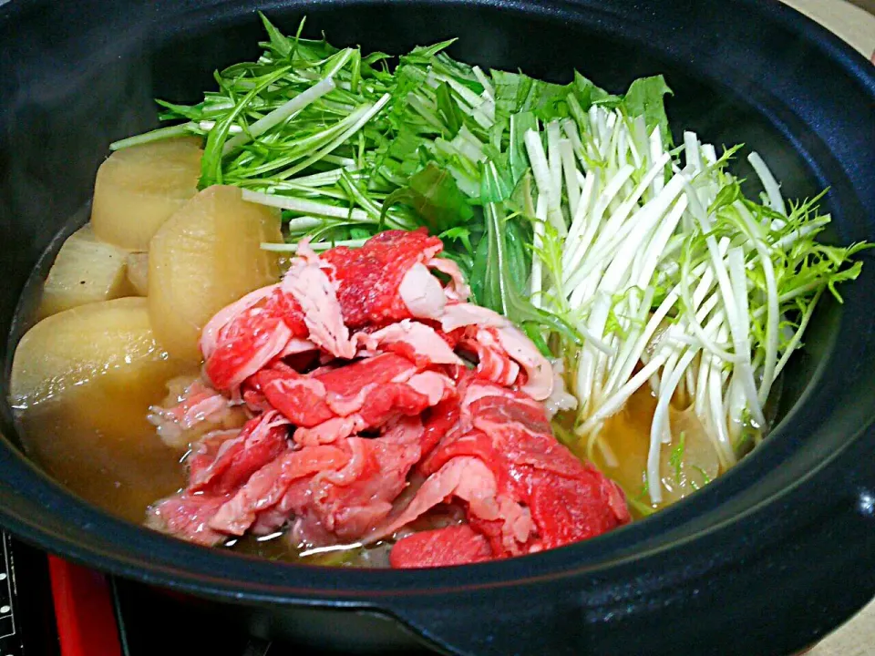 Snapdishの料理写真:⭐今日の晩ご飯⭐ たっぷり水菜を入れて～ 牛肉と大根のはりはり鍋|hamamaさん