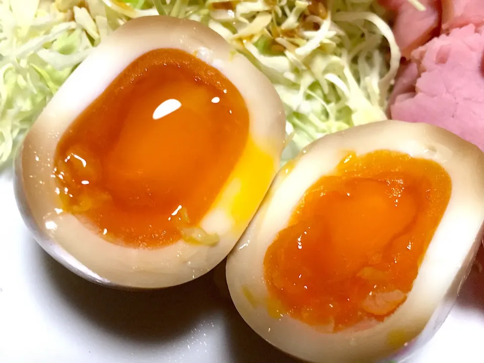 とろ〜り半熟味付け玉子🥚中まで味が染みてます🤤😋|yumyum😋さん