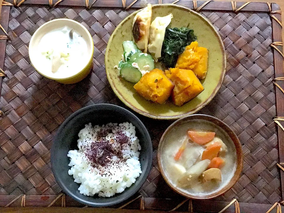 Snapdishの料理写真:【晩ご飯】具沢山味噌汁、きゅうりとツナのマヨあえ、かぼちゃの煮付け、餃子、しめじとベーコンと白菜のシチュー|みみほさん