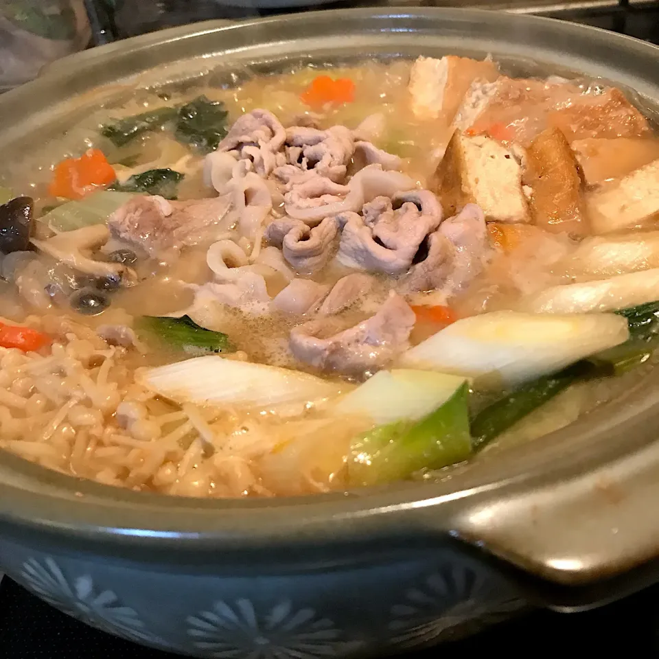 熱々の白味噌仕立ての
あったかお鍋🍲|mokoさん