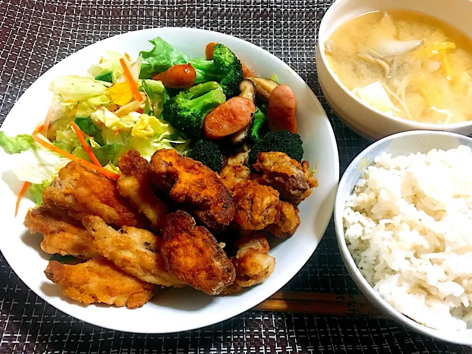 Snapdishの料理写真:手羽中、砂ずり、しいたけの唐揚げ🍗ウインナーとブロッコリー炒め🥦サラダ🥗お味噌汁🥘|くろねこっく🐈‍⬛さん