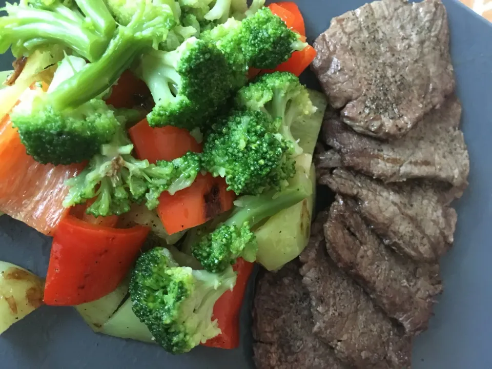 Plátky z jelena se salátkem z grilované papriky a dušené brokolice
 #meat  #venison  #paprika  #broccoli  #oliveoil  #salt  #pepper|Lenka Posledníさん