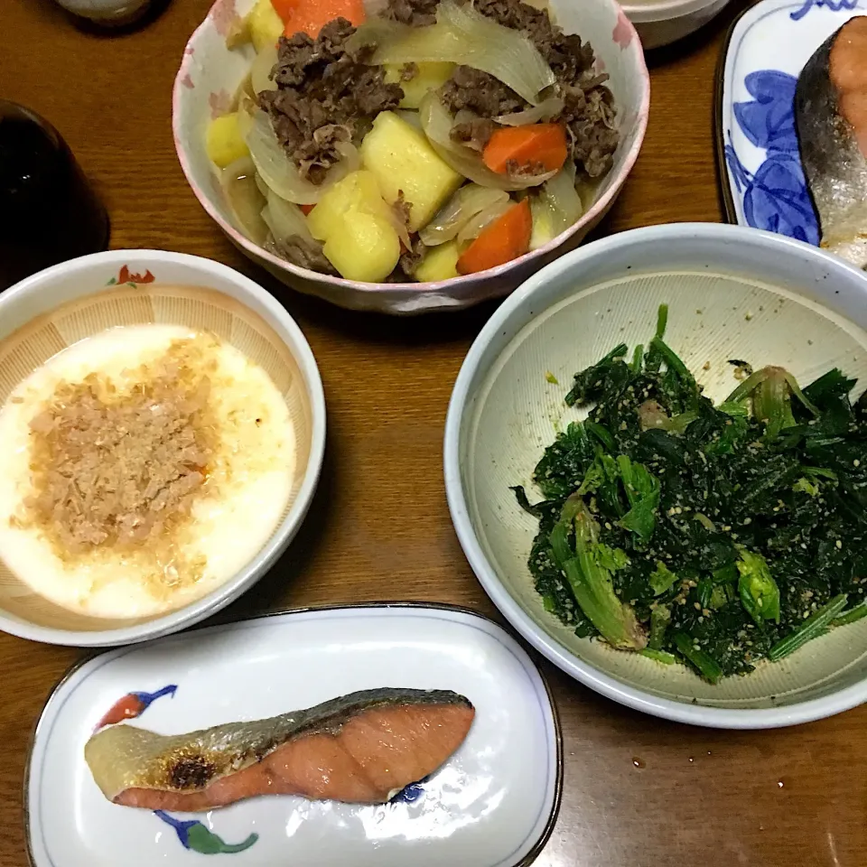 Snapdishの料理写真:焼鮭、肉じゃが、ほうれん草の胡麻和え、月見とろろ(長芋)|星猫さん