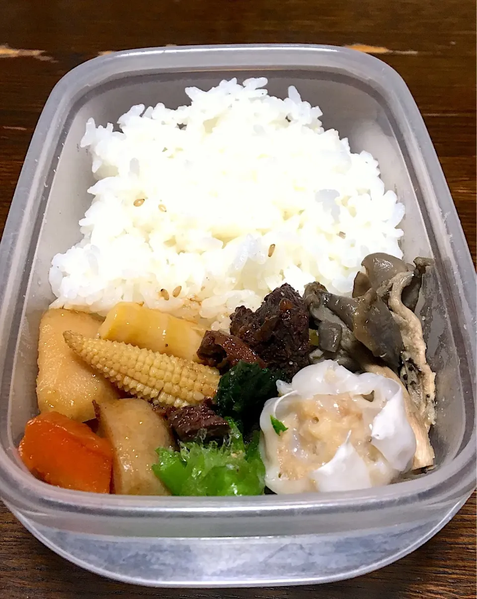 Snapdishの料理写真:昼ごはん☀️🥢
お弁当🍱
里芋と人参の煮物
ヤングコーン  姫筍
小松菜おひたし  きのこバター
マグロ血合いのしぐれ煮
しゅうまい
白飯|ぽんたさん