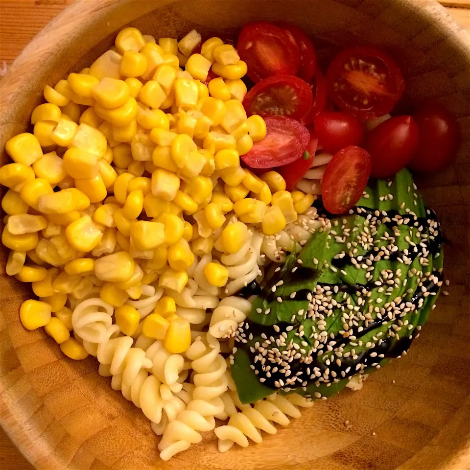 Pasta, cherry tomatoes, corn and avocado 🍅🌽|MissYumYumさん