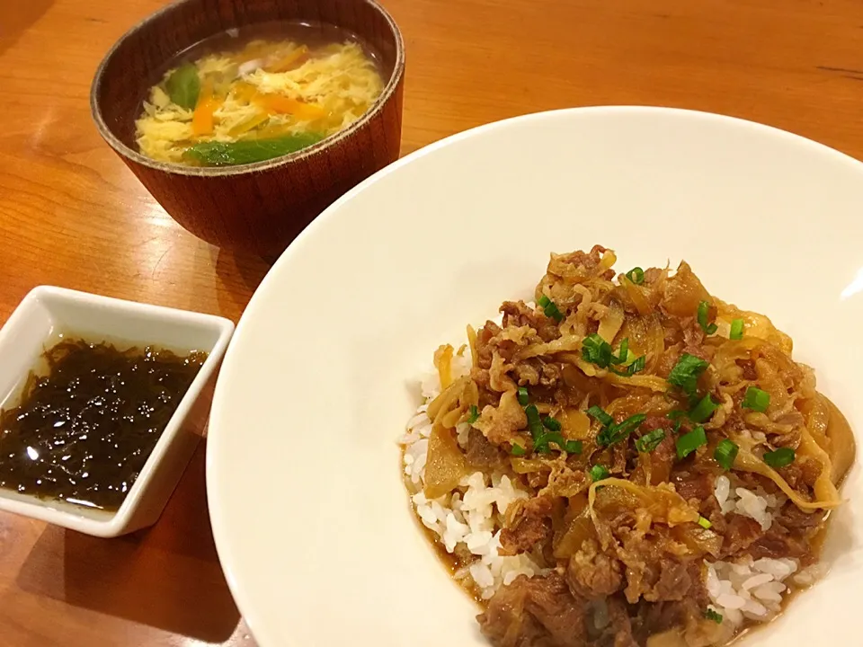 1/26 夕飯♪ 牛丼 もずく酢 トマトとレタスと卵のスープ|ikukoさん