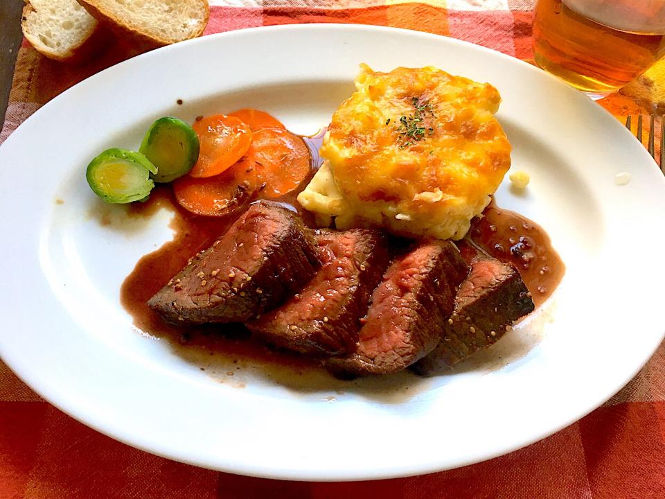 牛肉ステーキマカロニグラタン添え